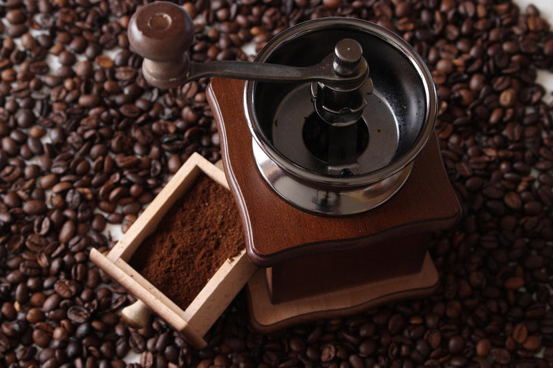 Bild einer Handkaffeemühle auf Kaffeebohnen